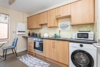 Stylish 2BDR Flat with Balcony and Parking Bromley - 9