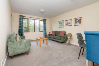 Stylish 2BDR Flat with Balcony and Parking Bromley - 0