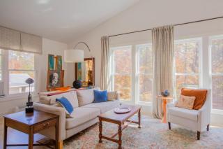 Studio Apt on HRT hosted by Longview Stays - 2