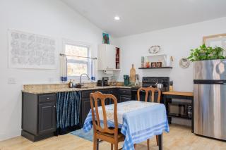 Studio Apt on HRT hosted by Longview Stays - 6