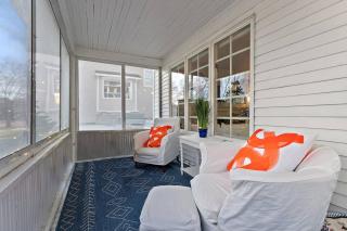 "The Broadway Hideaway" by Roxy Rentals - 7