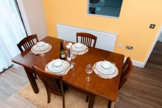 House - Sleeps 6 - 2 Cars Free Parking - 7