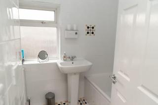 House - Sleeps 6 - 2 Cars Free Parking - 2