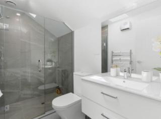 2 Bedroom townhouse with garage close to Hagley Park, Westfield Mall, Railway Station, Hospital and Wolfbrook Arena - 2