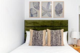 Skyline 3 Bedroom 2 Bathrooms Sleeps Six - 6