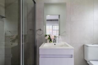 Skyline 3 Bedroom 2 Bathrooms Sleeps Six - 5