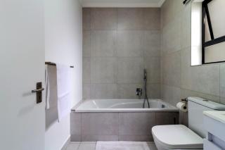 Skyline 3 Bedroom 2 Bathrooms Sleeps Six - 2