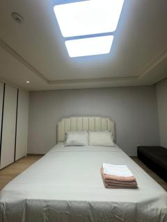 Clark Spacious Condo Studio with Balcony - 7