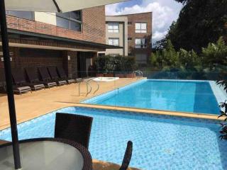 Beautiful Loft close to airport,pool gym & parking - 3