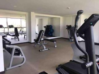 Beautiful Loft close to airport,pool gym & parking - 2