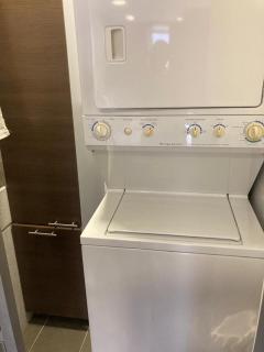 Beautiful Loft close to airport,pool gym & parking - 1