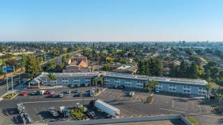 Best Western Town & Country Lodge - 4