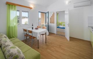 Awesome Home In Tinjan - 8