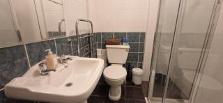 Charming Dublin City Getaway with Cosy Vibes - 6