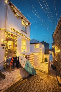 SMUGGLERS HIDE or SMUGGLERS CABIN - EITHER a 2 Bedroom FISHERMANS COTTAGE with Childs Bunk and HARBOUR VIEWS - OR a ground floor private small CABIN ROOM - 10 Metres To Sea Front - Book Both for a 3 Bed House - 2023 GLOBAL REFURBISHMENT AWARD WINNER - 0