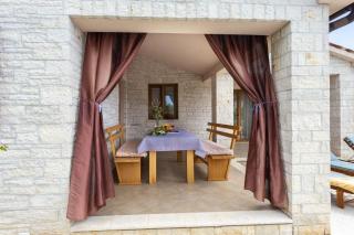 Villa Mirela mit einem komfortablen Garten und einem schönen Pool - 3