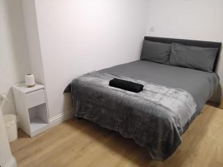 Cosy Hideaway with Hot Tub & Private Garden - 4