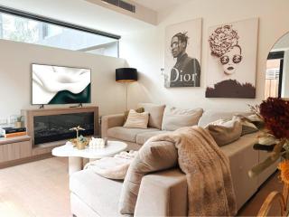 Chic Luxury Two-Level Garden Apartment - 7