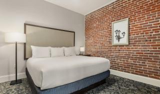 Cute and cozy centrally located unit - 6