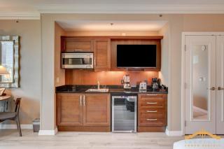 MGM Signature-16-719 Strip View Jacuzzi Studio - 9