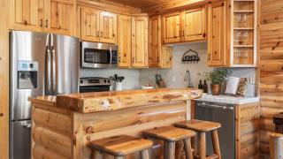 Mountain Charm Stone Fireplace Chefs Kitchen Balcony Cedar Ridge by AvantStay - 8