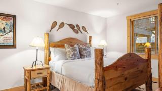 Mountain Charm Stone Fireplace Chefs Kitchen Balcony Cedar Ridge by AvantStay - 7