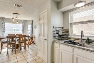 Walk to Beach: Ocean-View Family Home in Galveston - 3