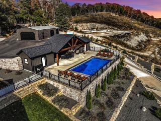 Lakefront Ozarks Home w Private Dock & Pool - 7