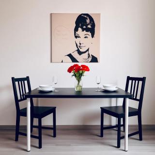 Cozy One-Bedroom Apartment by Flora Metro Station - 3