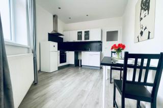 Cozy One-Bedroom Apartment by Flora Metro Station - 2