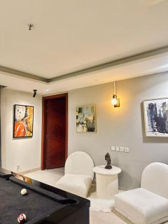 Luxury Goldcrest 2-BR with Pool Table & Cinema - 6