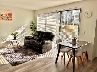 2 Bedroom townhouse with garage close to Hagley Park, Westfield Mall, Railway Station, Hospital and Wolfbrook Arena - 8