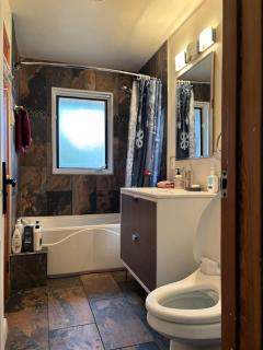 Entire floor in a Spacious bungalow ensuite close to beach and train - 4