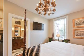 Magnolia Hall - Armstrong Suite - King Suite - 1