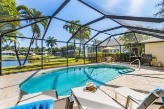 Lazy days and lake views. Beautiful Naples pool home - 0