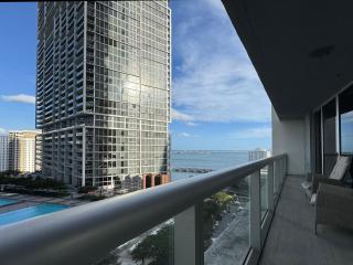 Classy 1B at Icon Brickell 19th fl Pool Spa Gym FREE Parking Scenic view - 5