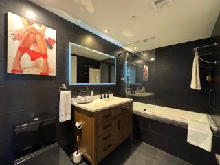 Classy 1B at Icon Brickell 19th fl Pool Spa Gym FREE Parking Scenic view - 2