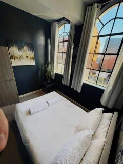 #84 Large JQ apartment sleeps 9 - 3