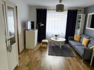 Homely Stay Langley - 9