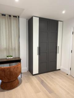 New build - king bed - Fast Wi-Fi - Zone 2 - 4