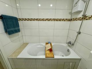 Zentrumsnahe 2-Zimmer FeWO mit Balkon, Garage, Nahe ÖPNV für 4-5Personen - 6