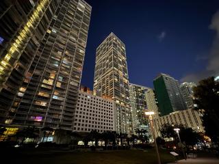 Elegant 1B at Icon Brickell 17th fl Pool, Spa Gym FREE Parking Scenic view - 4
