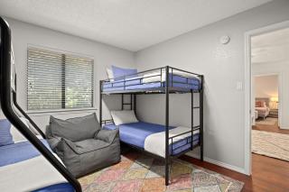 Poolside Oasis, Peaceful Retreat -20 min to Austin - 3