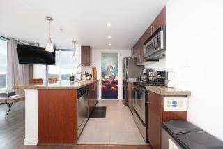 Sub-Penthouse Condo with Jacuzzi Pool Sauna & Gym - 2