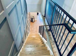 Luxe Penthouse with Private Parking & Rooftop w TV - Washington - 2