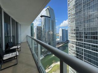 Modern 1B at Icon Brickell 32nd fl Pool Spa Gym FREE Parking Scenic view - 9