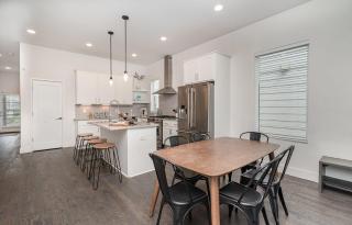 Jade - Private Patio and Balcony - Near Germantown - 2