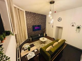 City Centre Apartments, 4 Beds, Sleeps 6, Prime Location - 0