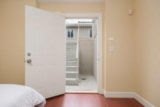 Guesthouse with Private Entrance In Quiet Neighbourhood - 7