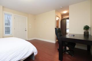 Guesthouse with Private Entrance In Quiet Neighbourhood - 5